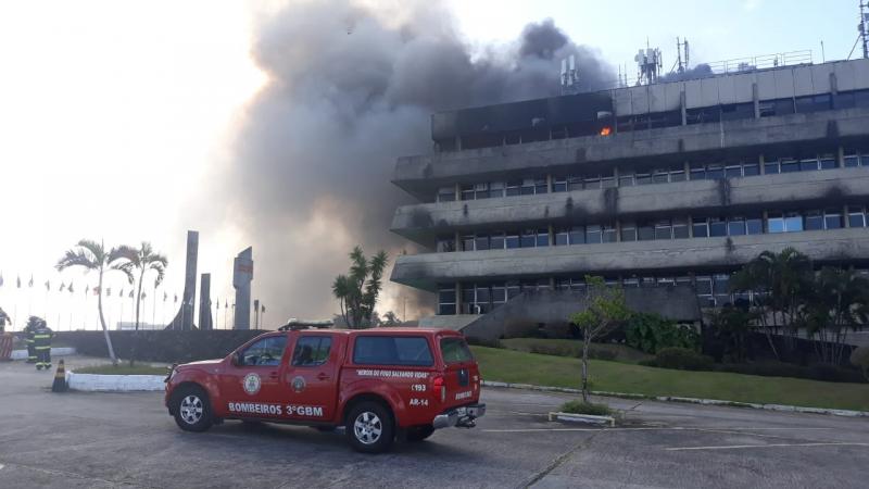 Assembleia Legislativa da Bahia é atingida por incêndio; bombeiros trabalham para combater o fogo